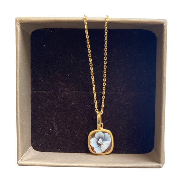 Cameo Italiano Floral Carved Cameo Necklace NWT Made in Italy - Picture 7 of 9